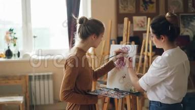 艺术学校的女<strong>学生</strong>正在用油画颜料画花，而她的老师长得很漂亮的年轻女子正在给她<strong>送花</strong>